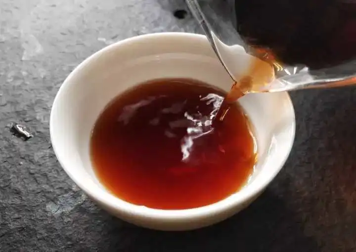 泡老六堡茶，资深茶人为什么喜欢用铁壶烧水？
