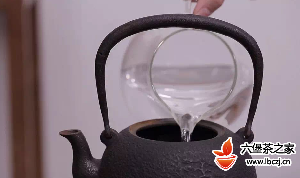 寒凉的冬季，煮一壶六堡茶来暖暖身体吧
